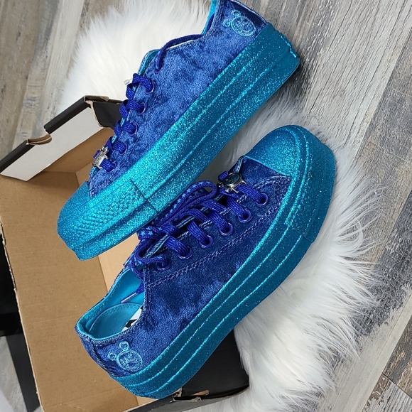 Converse x Miley Cyrus Sneakers - Picture 3 of 12